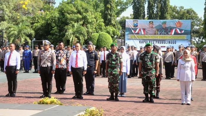 Kapolres Probolinggo beri penghargaan pada anggota Polri, TNI, dan masyarakat berpestasi