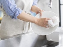 Ternyata, Orang yang Rajin Cuci Piring Punya 7 Sifat Positif Ini!