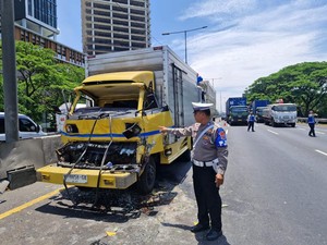 Laka Beruntun 5 Kendaraan di Tol Banyu Urip, 2 Orang Luka