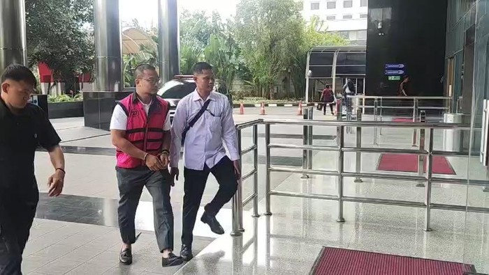 Kejagung menitipkan penahanan Direktur PT Orbit Terminal Merak, Gading Ramadhan Joedo, tersangka tata korupsi tata kelola minyak mentah ke KPK. (Adrial/detikcom)