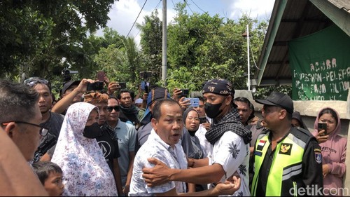 Keluarga Brigadir Esco tak terima lantaran adegan tersangka diperagakan pemeran pengganti saat rekonstruksi di Dusun Nyiur Lembang, Desa Jembatan Gantung, Lombok Barat, Senin (29/9/2025). (Foto: M Zahiruddin/detikBali)