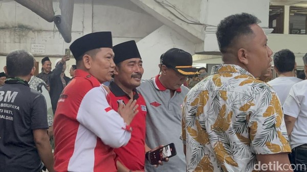 Histeris Keluarga Cari Santri Ponpes Al Khoziny Terjebak Reruntuhan Musala Ambruk