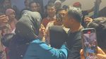 Histeris Keluarga Cari Santri Ponpes Al Khoziny Terjebak Reruntuhan Musala Ambruk