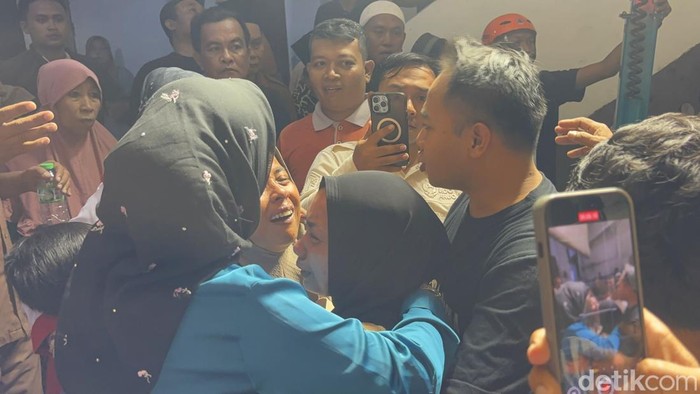 Keluarga Histeris Cari Anak di Reruntuhan Musala Ponpes Al Khoziny