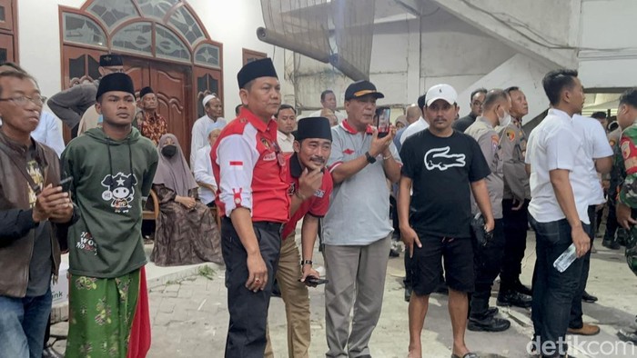 Keluarga Histeris Cari Anak di Reruntuhan Musala Ponpes Al Khoziny