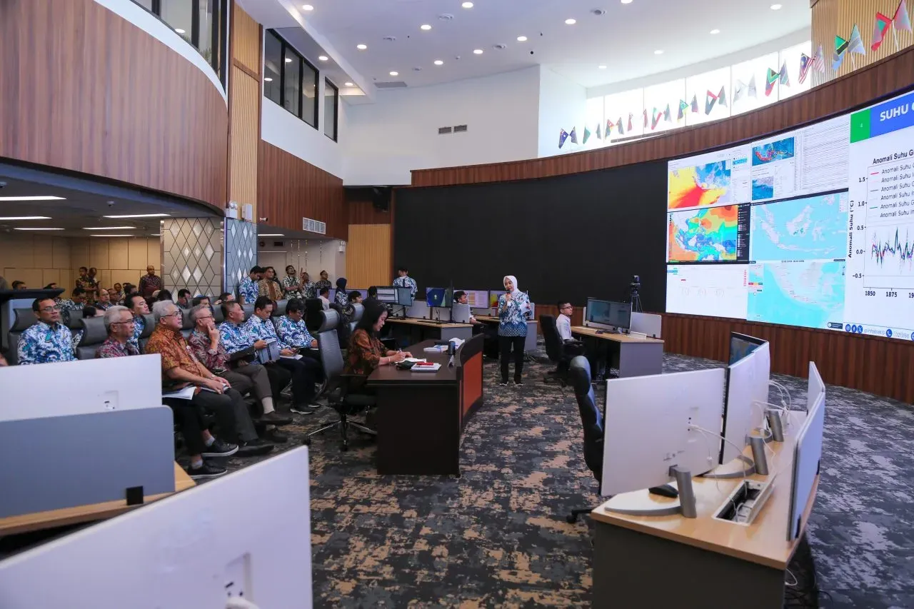 Kepala Badan Meteorologi, Klimatologi, dan Geofisika (BMKG), Dwikorita Karnawati dalam Rapat Koordinasi Upaya Mitigasi serta Kesiapsiagaan Menghadapi Iklim dan Cuaca Ekstrem di Gedung Multi Hazard Early Warning System (MHEWS), Kantor Pusat BMKG, Jumat (26/9). (Dok. BMKG)