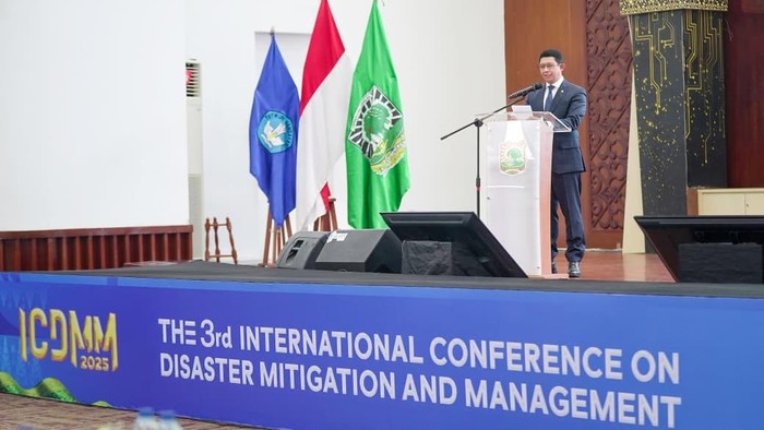 Kepala BNPB Letjen Suharyanto saat menjadi pembicara kunci dalam 3rd ICDMM di Kampus Universitas Andalas Padang, Senin (29/9/2025).(Dok. Humas BNPB)