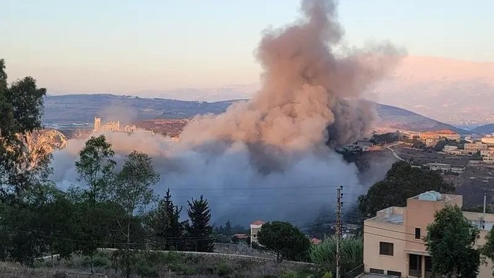 Smoke billows amid Israeli strikes on the southern Lebanese village of Debbin on September 18, 2025. (AFP)