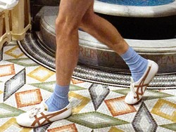 Onitsuka Tiger & Versace Hadirkan Kolaborasi Perdana di Milan Fashion Week