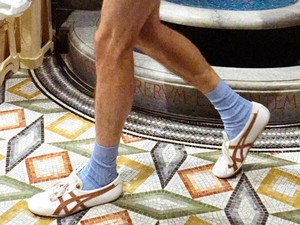 Onitsuka Tiger & Versace Hadirkan Kolaborasi Perdana di Milan Fashion Week