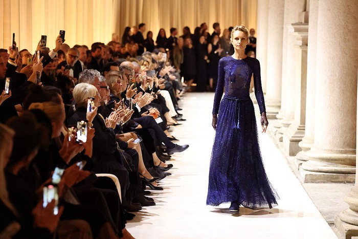 MILAN, ITALY - SEPTEMBER 28: A model walks the runway at the Giorgio Armani fashion show during the Milan Womenswear Spring/Summer 2026 on September 28, 2025 in Milan, Italy. (Photo by Daniele Venturelli/WireImage)