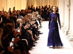 Koleksi Terakhir Giorgio Armani Jadi Tribut Emosional di Milan Fashion Week