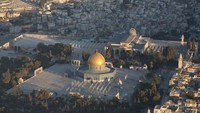 Dome of the Rock dengan kubah berwarna emas berada tepat di seberang Masjid Al-Aqsa, di kompleks Haram al-Sharif atau Baitul Maqdis. Jemaah akan terlihat membelakangi bangunan tersebut ketika mendirikan salat. Foto: Getty Images/iStockphoto/stevenallan