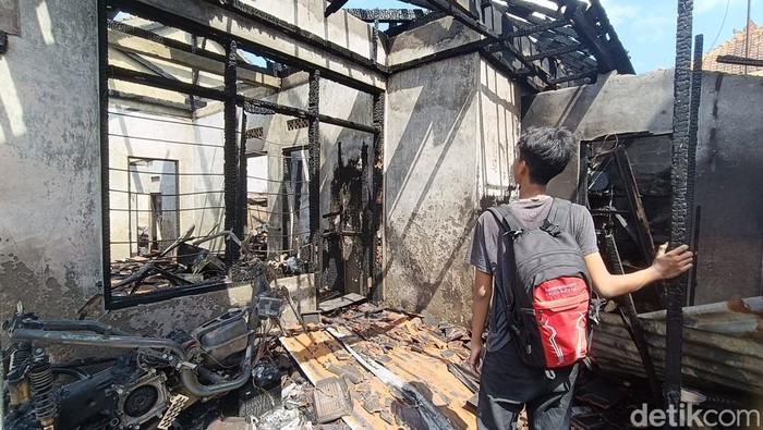 Kondisi rumah di Jalan Gunung Andakasa Gang Kamboja Nomor 21B Denpasar, Bali usai terbakar pada Senin (29/9/2029) pagi. (Ni Made Lastri Karsiani Putri-detikBali)