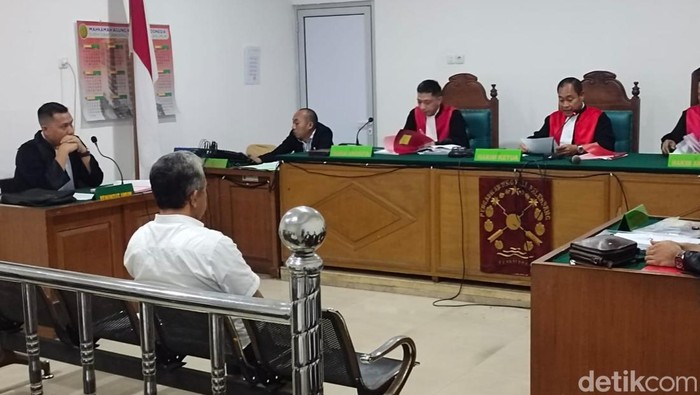 Pejabat publik tenaga ahli DPRD Kabupaten Empat Lawang Sumsel, menjalani sidang dakwaan di Pengadilan Tipikor PN Klas IA Palembang.