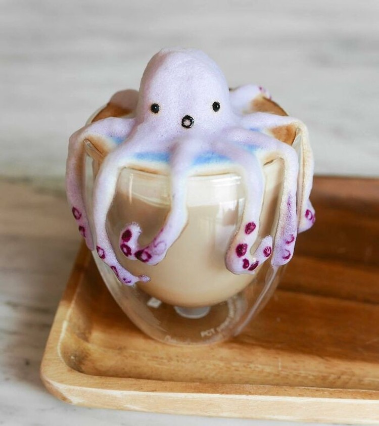 Kalau latte art-nya sebagus ini, rasanya nggak tega deh, buat minumnya. Ya sudah, jangan lupa difoto dulu, ya.