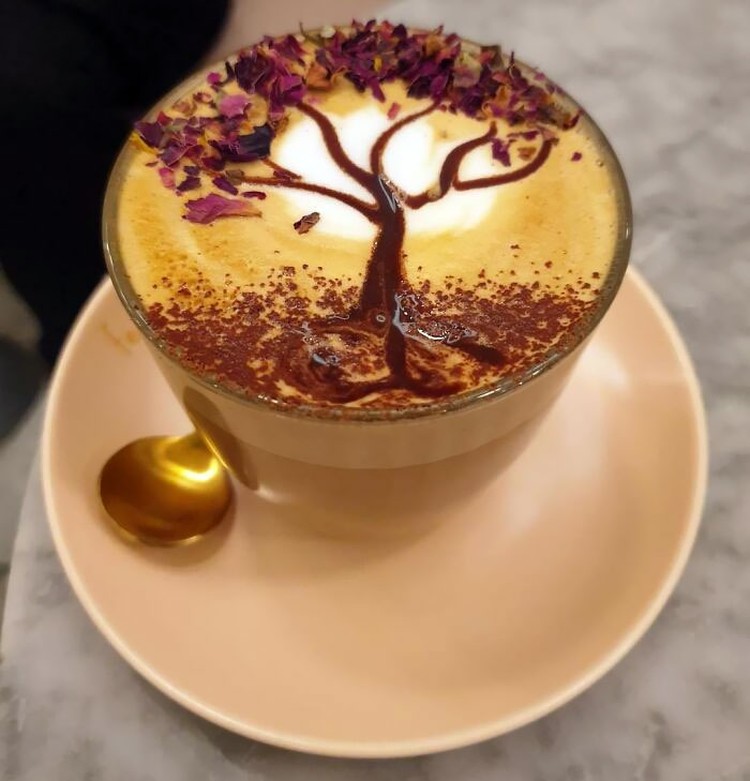 Kalau latte art-nya sebagus ini, rasanya nggak tega deh, buat minumnya. Ya sudah, jangan lupa difoto dulu, ya.