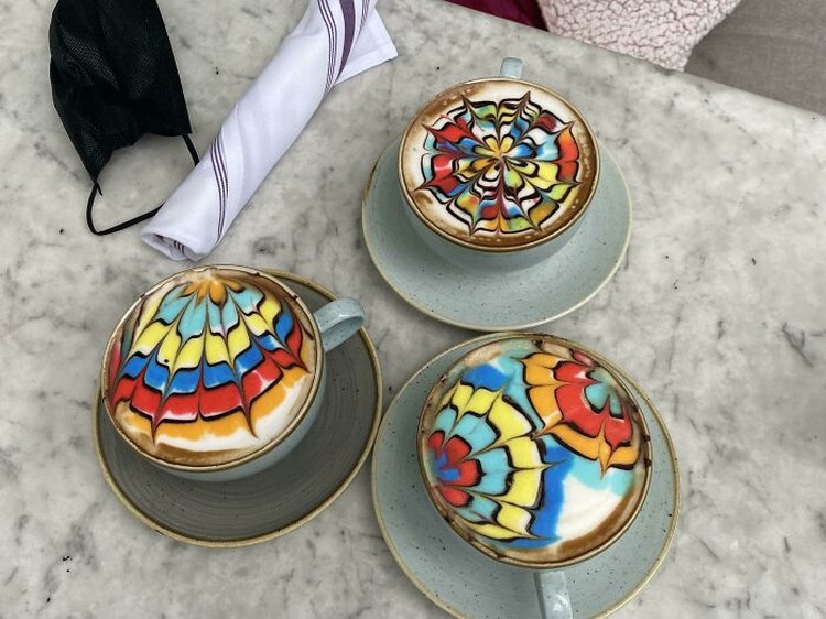Kalau latte art-nya sebagus ini, rasanya nggak tega deh, buat minumnya. Ya sudah, jangan lupa difoto dulu, ya.