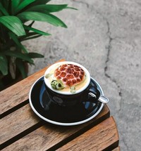 Kalau latte art-nya sebagus ini, rasanya nggak tega deh, buat minumnya. Ya sudah, jangan lupa difoto dulu, ya.
