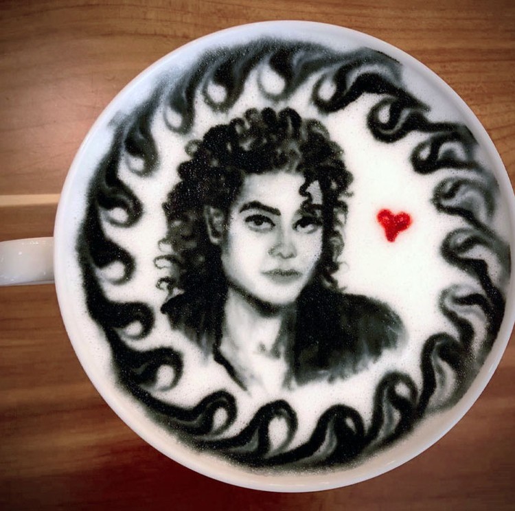 Kalau latte art-nya sebagus ini, rasanya nggak tega deh, buat minumnya. Ya sudah, jangan lupa difoto dulu, ya.