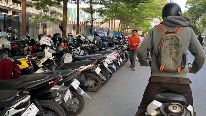 Lokasi parkir pemotor mengaku dapat perlakuan tidak mengenakkan dari jukir di Jalanan Pengayoman, Makassar.
