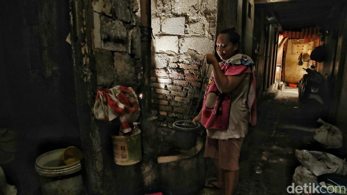 Di tengah hiruk pikuk ibu kota, ada sebuah kawasan padat bernama Kampung Tongkol di Ancol, Pademangan, Jakarta Utara. Namun, berbeda dengan permukiman lain di Jakarta, kampung ini dijuluki sebagai “kampung tanpa cahaya matahari”.