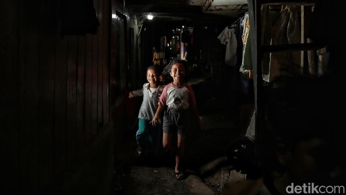 Di tengah hiruk pikuk ibu kota, ada sebuah kawasan padat bernama Kampung Tongkol di Ancol, Pademangan, Jakarta Utara. Namun, berbeda dengan permukiman lain di Jakarta, kampung ini dijuluki sebagai “kampung tanpa cahaya matahari”.