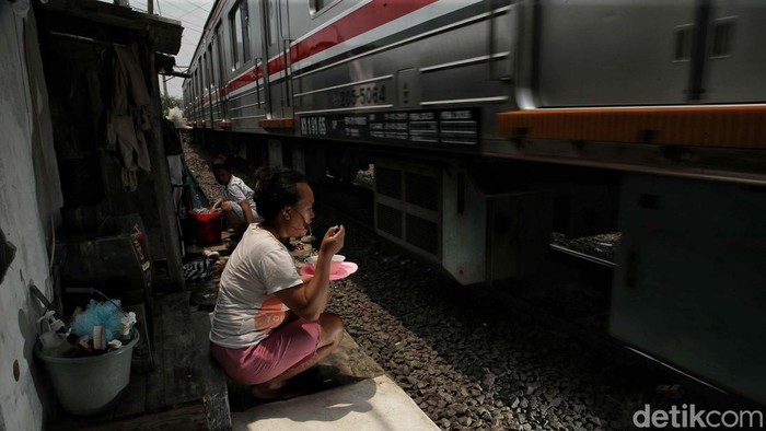 Di tengah hiruk pikuk ibu kota, ada sebuah kawasan padat bernama Kampung Tongkol di Ancol, Pademangan, Jakarta Utara. Namun, berbeda dengan permukiman lain di Jakarta, kampung ini dijuluki sebagai “kampung tanpa cahaya matahari”.