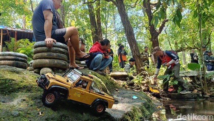 Main Mobil Offroad Remote Control di Lereng Bromo