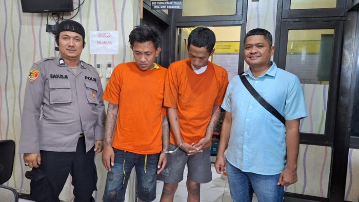 Nizar dan Agus (kanan) maling yang kamuflase ke dalam got saat di Polsek Sukomanunggal, Surabaya