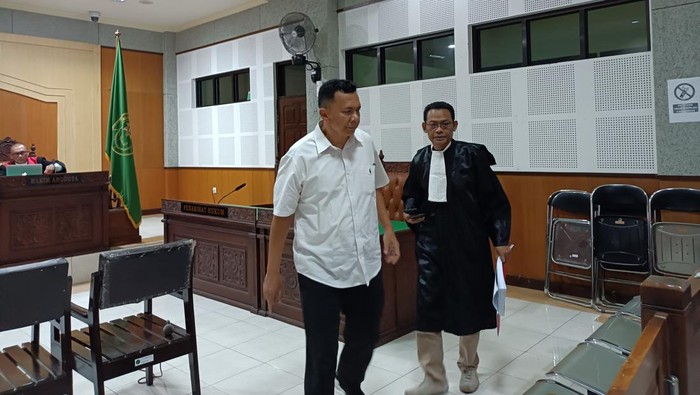 Mantan Direktur PT Lombok Plaza, Dolly Sutahajaya Nasution, hendak keluar dari ruangan seusai sidang tuntutan di Pengadilan Tipikor Mataram, Senin (29/9/2025). (Abdurrasyid Efendi/detikBali)