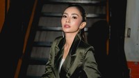 Masayu Anastasia percaya air zamzam punya berbagai hal positif. Aku percaya air zamzam yang kita bawa saat tawaf itu ada doanya. Itu keyakinan aku saja gimana, katanya. (Foto: dok Instagram masayuanastasia)