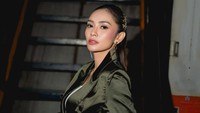 Masayu Anastasia memastikan sampai sekarang masih suka cuci muka pakai air zamzam. Iya masih ada di rumah. Di tempat makeup ada, di mobil ada, tuturnya. (Foto: dok Instagram masayuanastasia)