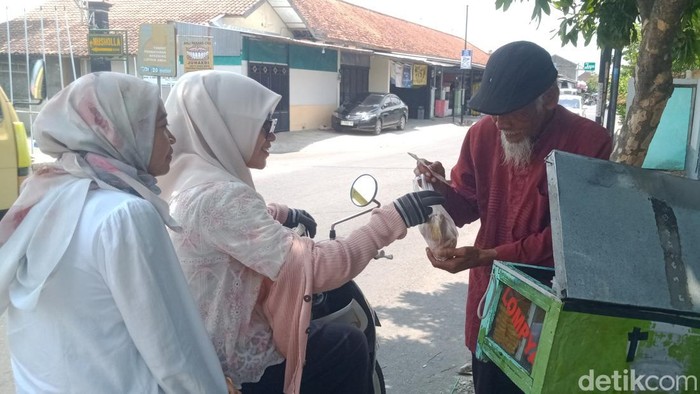 Mbah Ratman asal Klaten saat menjajakan lumpia duleg di Gatak, Sukoharjo.