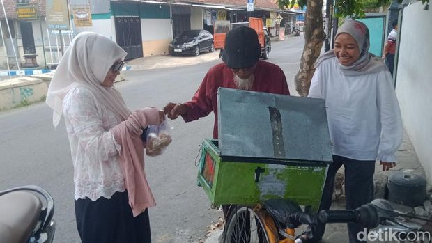 Mbah Ratman melayani pelanggan lompya duleg di Gatak, Sukoharjo.