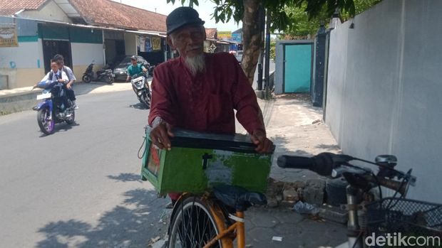 Suratman atau Mbah Ratman saat menjajakan lompya duleg khas Klaten. Foto diunggah Senin (29/9/2025).