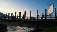 Puluhan peserta menikmati tur wisata sejarah dengan berjalan kaki yang menghidupkan kembali ingatan kolektif masyarakat Palu. ANTARA FOTO/Basri Marzuki
