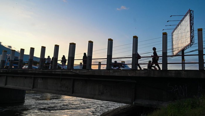 Sejumlah peserta berada di dalam sisa-sisa bangunan Taman Hiburan Umum (THU) yang dibangun pada tahun 1920-an pada tur wisata sejarah dengan berjalan kaki (walking tour) di Palu, Sulawesi Tengah, Senin (29/9/2025). Tur wisata yang diinisiasi Komunitas Historia Sulteng dan diikuti puluhan peserta itu merupakan bagian dari implementasi wisata dengan minat khusus sekaligus mengenalkan mengenalkan sejarah, entitas wilayah, serta ingatan kolektif atas obyek yang dikunjungi, peristiwa unik dan jejak kebencanaan pada bentang alam sekitarnya. ANTARA FOTO/Basri Marzuki/nz