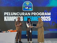 Menkomdigi Meutya Hafid meluncurkan program Kampung Internet di Deli Serdang, Sumatera Utara.