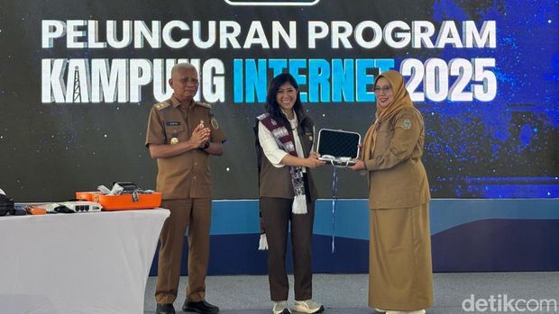 Menkomdigi Meutya Hafid meluncurkan program Kampung Internet di Deli Serdang, Sumatera Utara.