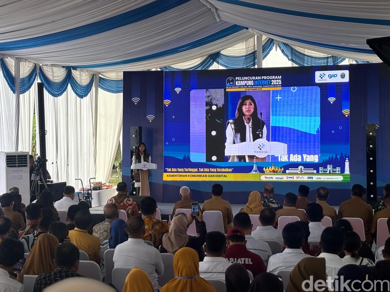 Menkomdigi Meutya Hafid meluncurkan program Kampung Internet di Deli Serdang, Sumatera Utara.