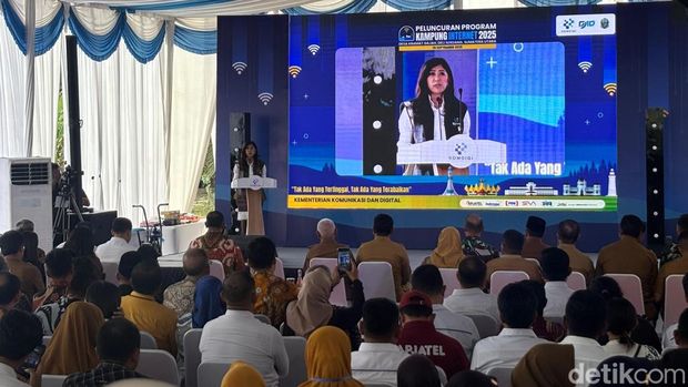 Menkomdigi Meutya Hafid meluncurkan program Kampung Internet di Deli Serdang, Sumatera Utara.