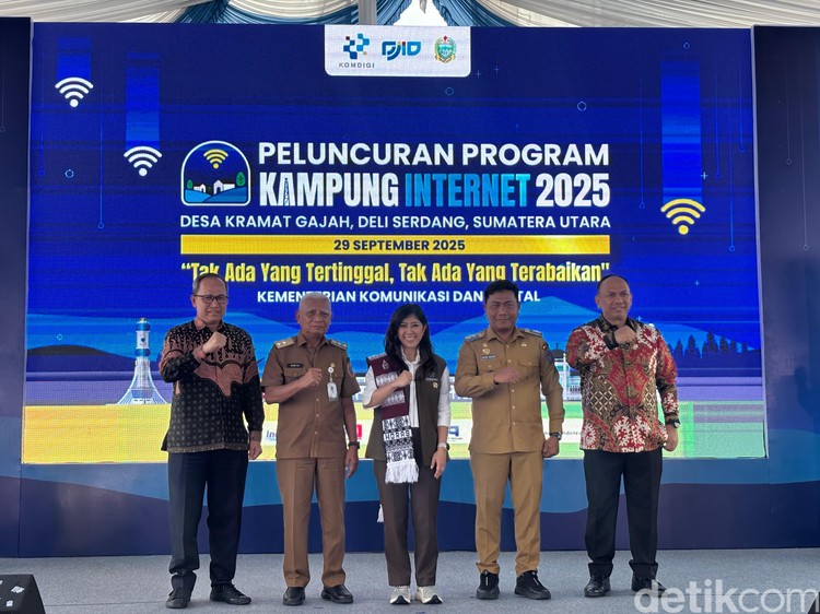 Menkomdigi Meutya Hafid meluncurkan program Kampung Internet di Deli Serdang, Sumatera Utara.