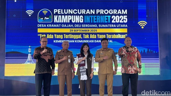Menkomdigi Meutya Hafid meluncurkan program Kampung Internet di Deli Serdang, Sumatera Utara.