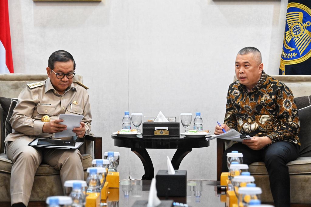 Menteri Perhubungan Dudy Puwagandhi dengan Gubernur Jakarta Pramono Anung membahas pengembangan kawasan berorientasi transit (transit-oriented development / TOD) Dukuh Atas, Jakarta, Senin (29/9/2025). (Dok. Kemenhub)