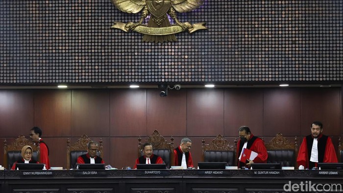 Delapan hakim konstitusi membacakan putusan secara bergantian sejumlah gugatan uji materi terkait kewajiban keikutsertaan Tabungan Perumahan Rakyat (Tapera) di Gedung MK, Jakarta, Kamis (28/8/2025). Mahkamah Konstitusi (MK) mengabulkan uji materi perkara nomor 134/PUU-XXII/2024 terkait Undang-Undang Nomor 4 Tahun 2016 tentang Tabungan Perumahan Rakyat. Dengan keputusan ini, para pekerja tidak diwajibkan menjadi peserta Tapera.