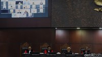 Delapan hakim konstitusi membacakan putusan secara bergantian sejumlah gugatan uji materi terkait kewajiban keikutsertaan Tabungan Perumahan Rakyat (Tapera) di Gedung MK, Jakarta, Kamis (28/8/2025).