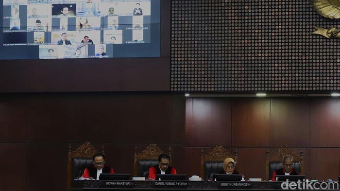 Delapan hakim konstitusi membacakan putusan secara bergantian sejumlah gugatan uji materi terkait kewajiban keikutsertaan Tabungan Perumahan Rakyat (Tapera) di Gedung MK, Jakarta, Kamis (28/8/2025). Mahkamah Konstitusi (MK) mengabulkan uji materi perkara nomor 134/PUU-XXII/2024 terkait Undang-Undang Nomor 4 Tahun 2016 tentang Tabungan Perumahan Rakyat. Dengan keputusan ini, para pekerja tidak diwajibkan menjadi peserta Tapera.