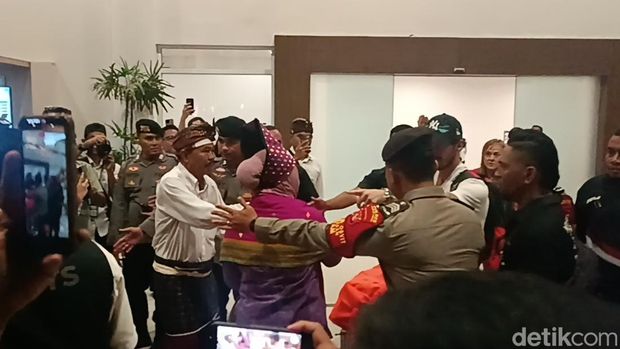 Momen Francesco Bagnaia atau Pecco kaget saat disambut ritual sembek saat tiba di Bandara Internasional Lombok, NTB, Senin (29/9/2025). (Foto: Edi Suryansyah/detikBali)