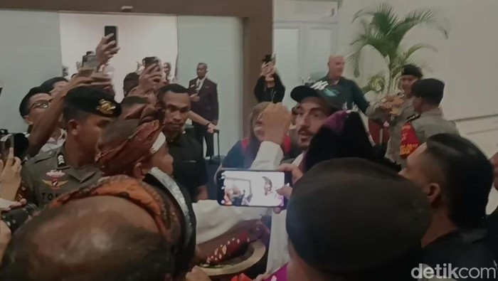 Momen Francesco Bagnaia atau Pecco kaget saat disambut ritual sembek saat tiba di Bandara Internasional Lombok, NTB, Senin (29/9/2025). (Foto: Edi Suryansyah/detikBali)